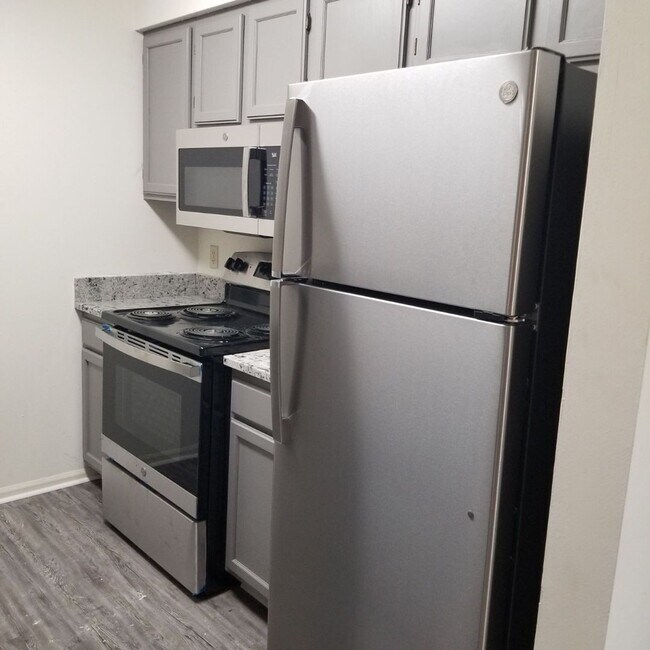 Building Photo - 2 Bed / 2 Bath – Available August 7