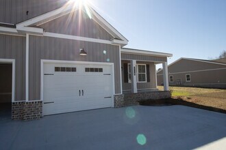 Building Photo - 211 Big Branch Dr