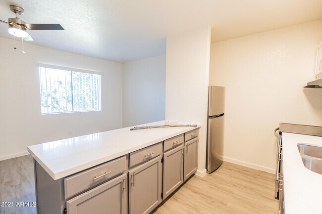 Building Photo - 2020 W Orangewood Ave