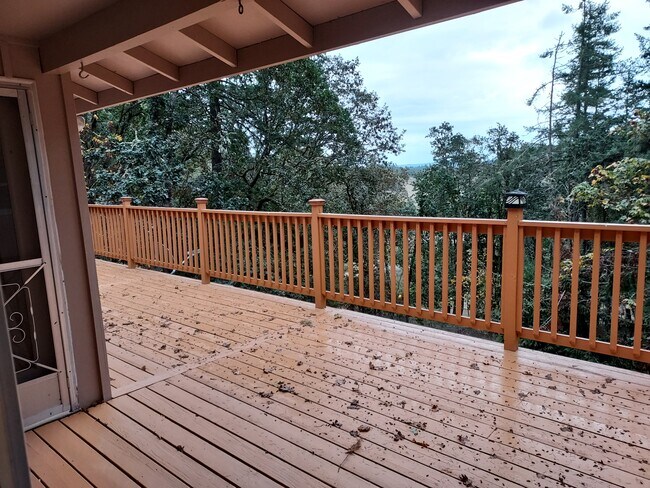 Gorgeous Deck - 3285 Gibson Rd NW