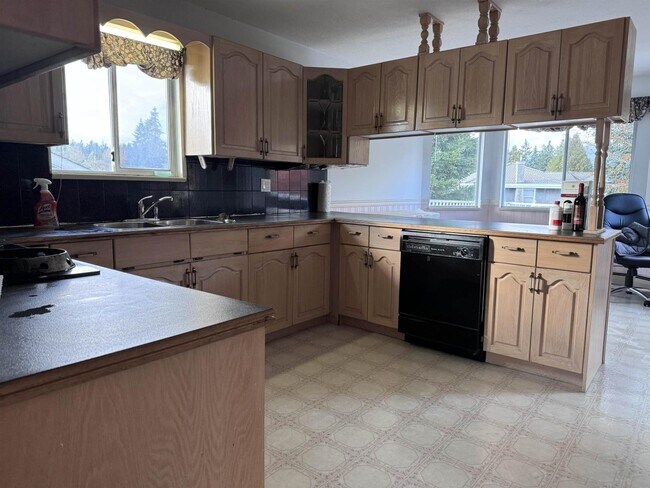Photo du bâtiment - 15297-15292 92 Ave