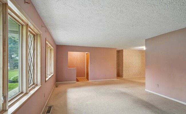 Building Photo - 141 W Rahn Rd