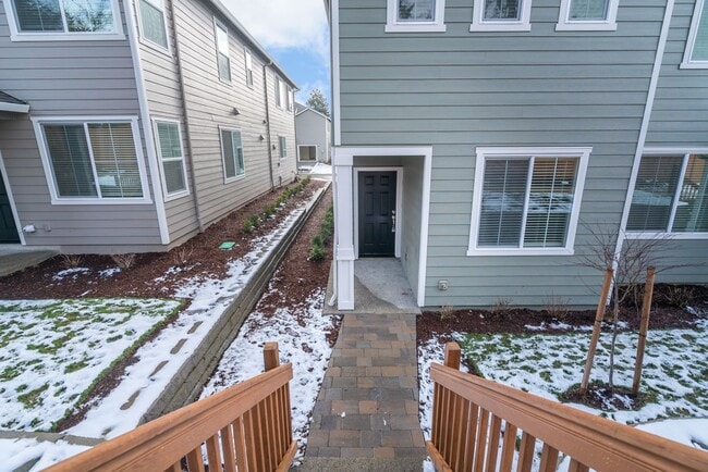 Building Photo - Super clean & spacious 4-bdrm/3-bath townh...