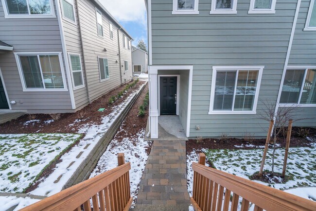 Foto del edificio - Super clean & spacious 4-bdrm/3-bath townh...