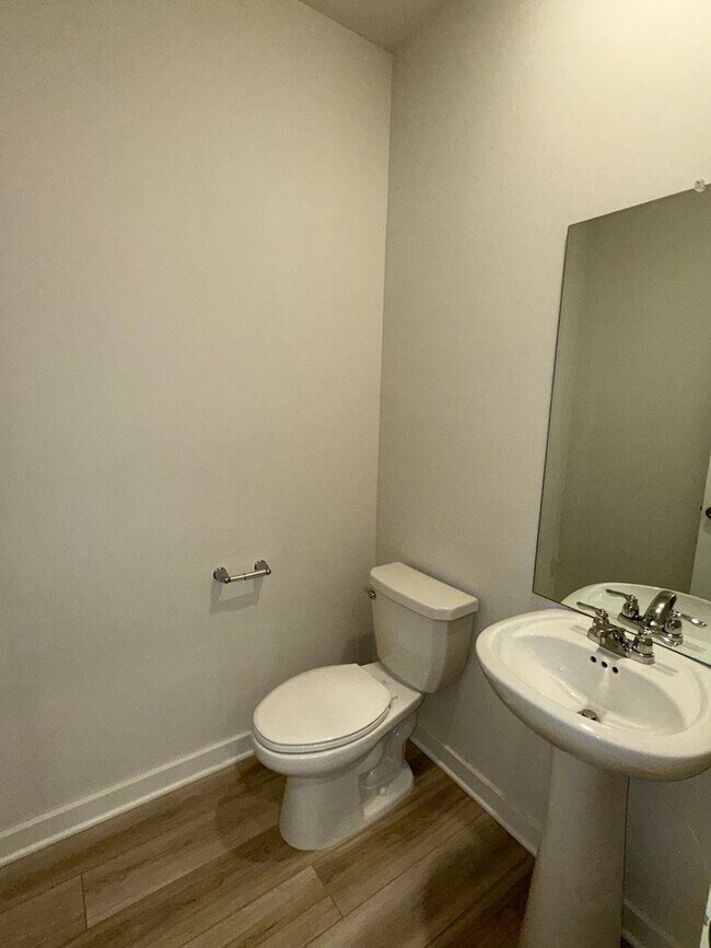 Foto del edificio - Spacious Home in Gwynne Farms *Move In Spe...