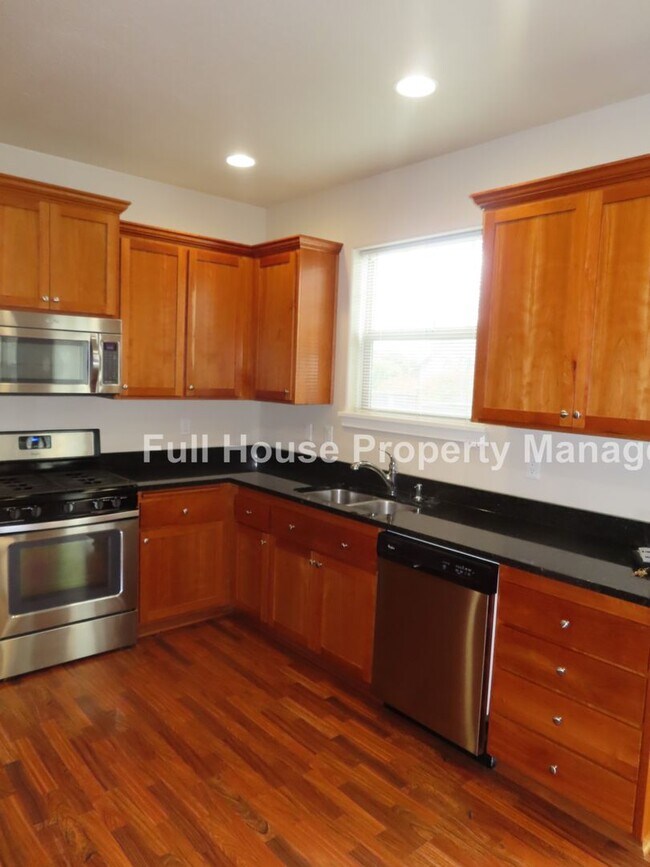 Building Photo - Gorgeous and Spacious 4 Bed, 2.5 Bath, In ...