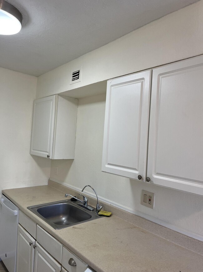 Building Photo - 4625 Bayshore Dr