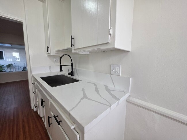 Building Photo - 439 S Catalina St