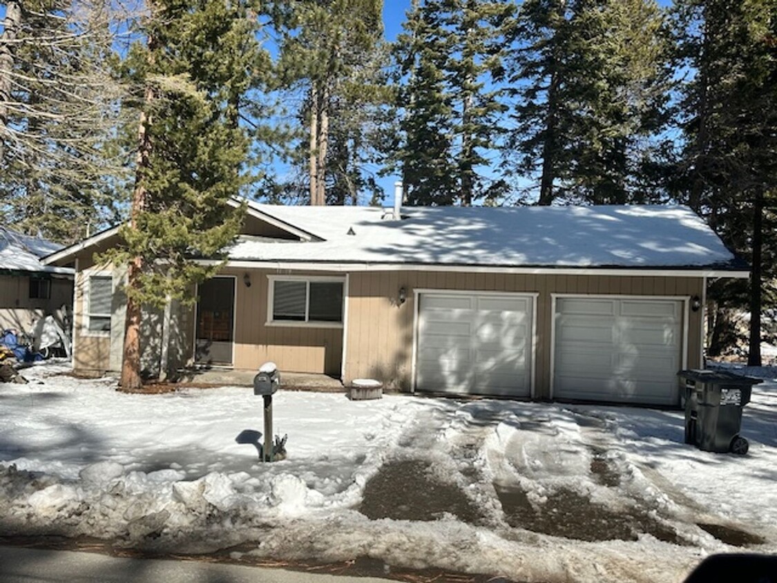 Foto principal - Pet friendly 3Bd 2Ba home close Tahoe Vall...