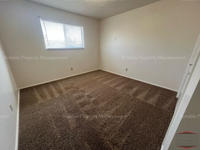 Foto del edificio - 472 Hansen Ave