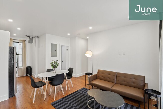 Building Photo - Queen room in 4-bed/2.0-bath Home