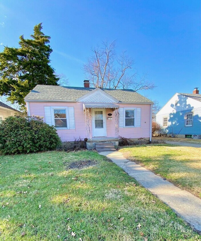 Foto principal - Two bedroom home on desirable east-side