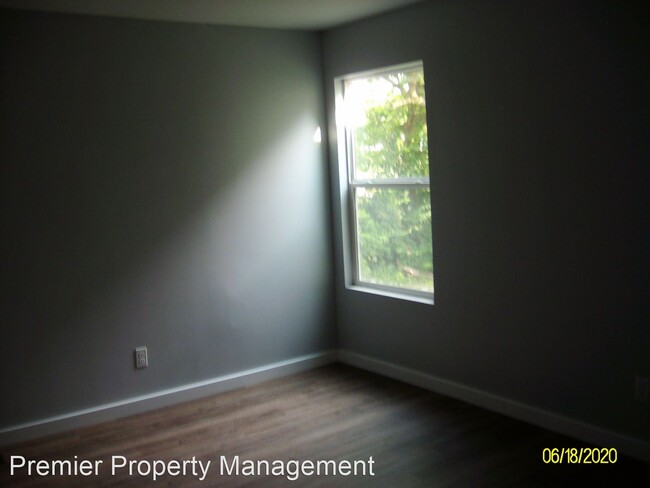 Building Photo - 3 br, 1 bath House - 800 E. Hwy 72