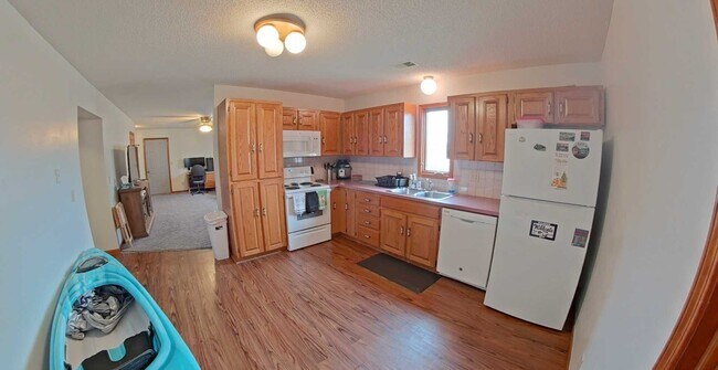 Building Photo - Cozy 2-Bed Home with Attached Garage - Available June 5th!