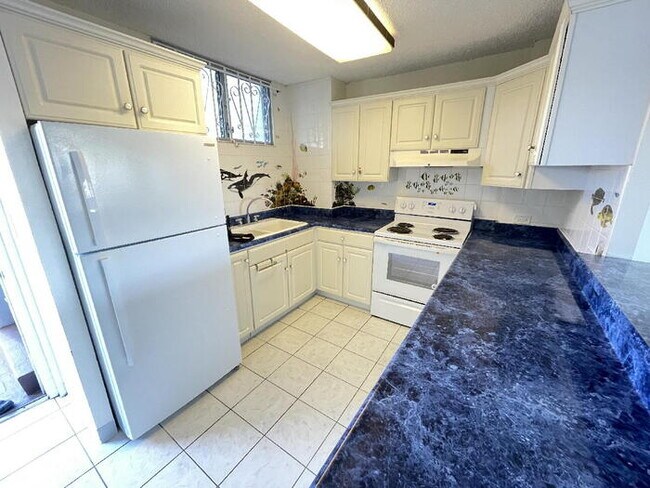Building Photo - KAM TOWERS 2/1/1 sec, c-fan, lanai, laundry