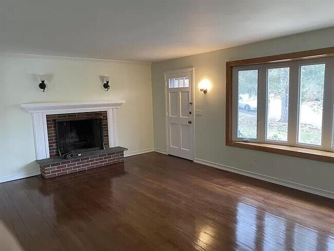 Building Photo - fully renovated 3-bedroom