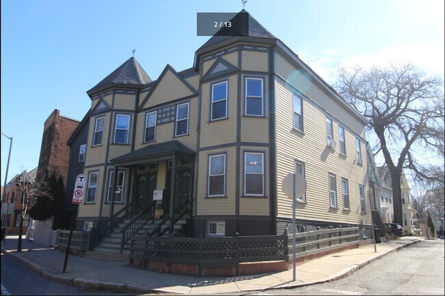 Building Photo - 204 River St