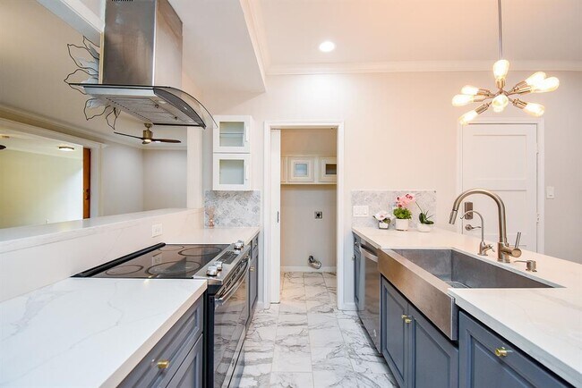 Building Photo - 201 Vanderpool Ln