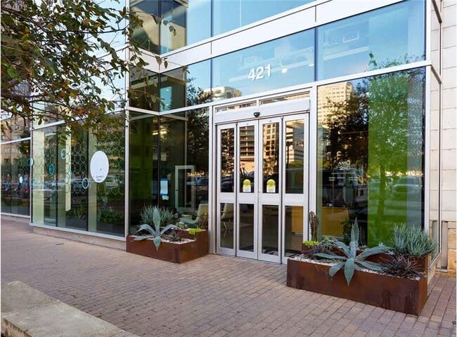 Foto del edificio - 420 W 3rd St