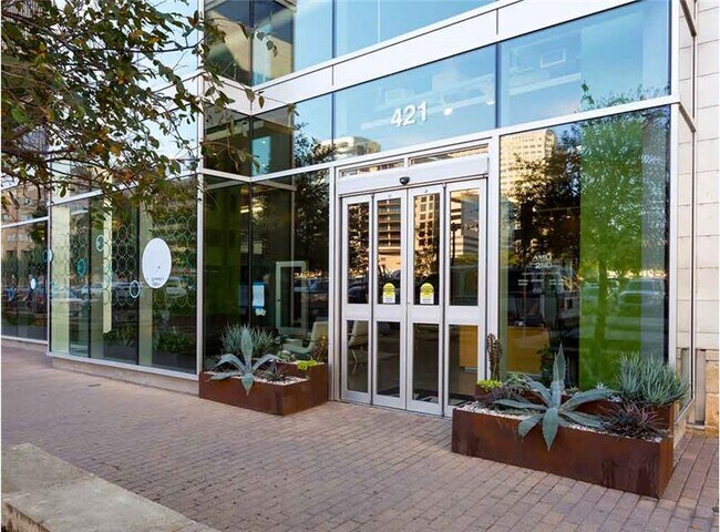 Foto del edificio - 420 W 3rd St