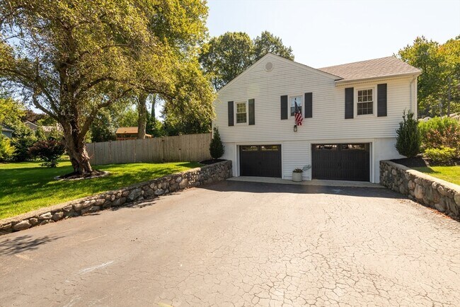 Building Photo - 19 Longbow Rd