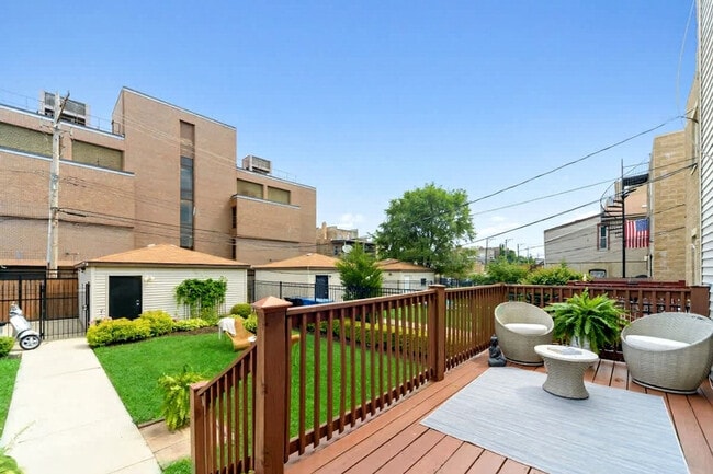 Building Photo - 2042 W Warren Blvd