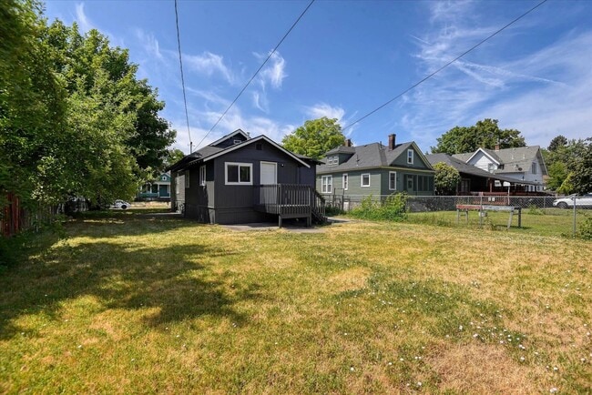 Building Photo - 1023 E Augusta Ave