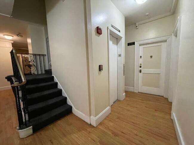 Foto del edificio - 1477 Beacon St