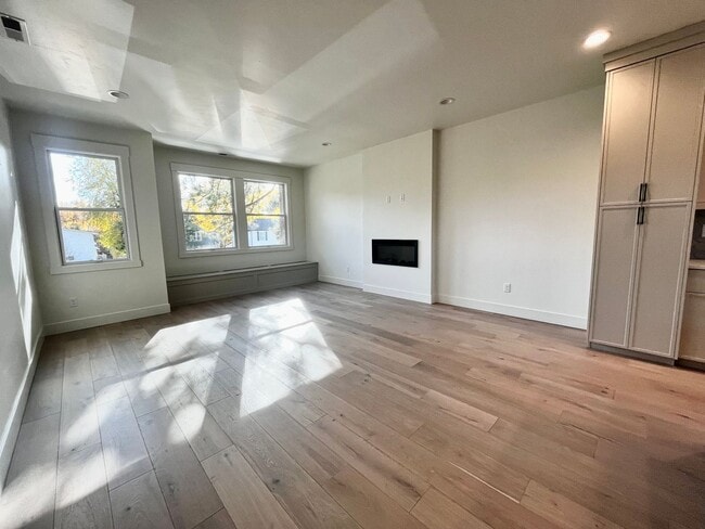 Building Photo - 626 E Krall St