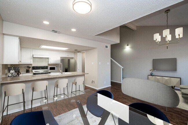 Foto del edificio - Updated 3-Bedroom Townhome with First-Floor Primary Suite