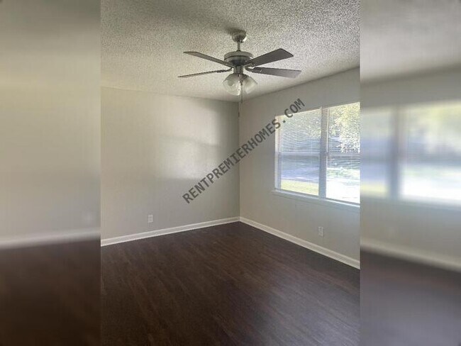 Foto del edificio - 9411 Woodford Dr