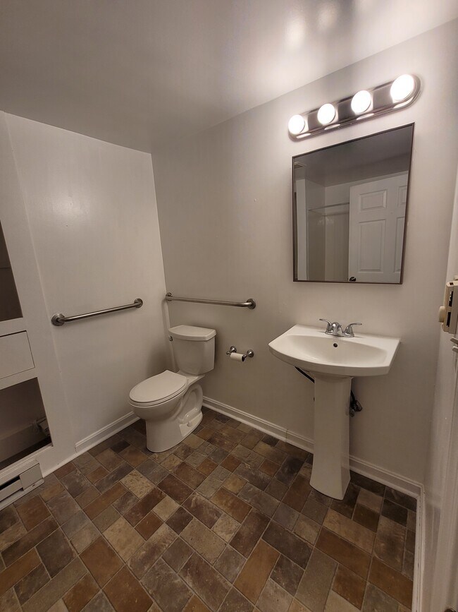 Baño - 511 Salem Ave Building