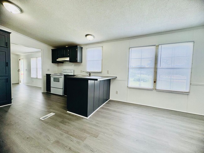 Building Photo - Convenient Countryside Living - Henderson NC