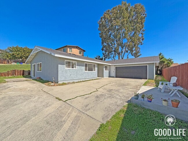 Foto del edificio - Beautiful 3BD/2BA House in Encanto W/ A/C, W/D, 2-Car Garage, Large Front & Backyard!