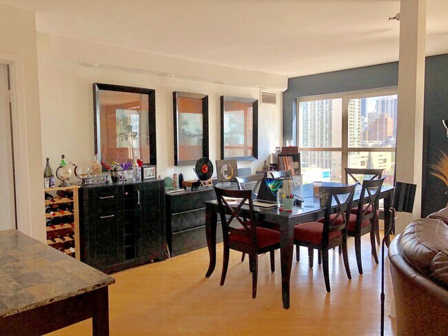 Building Photo - 1212 N La Salle Dr