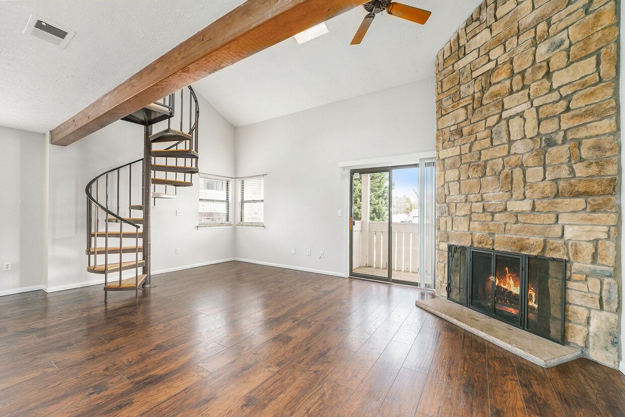 Foto principal - Charming 2 Bed, 2 Bath Condo with Loft in ...