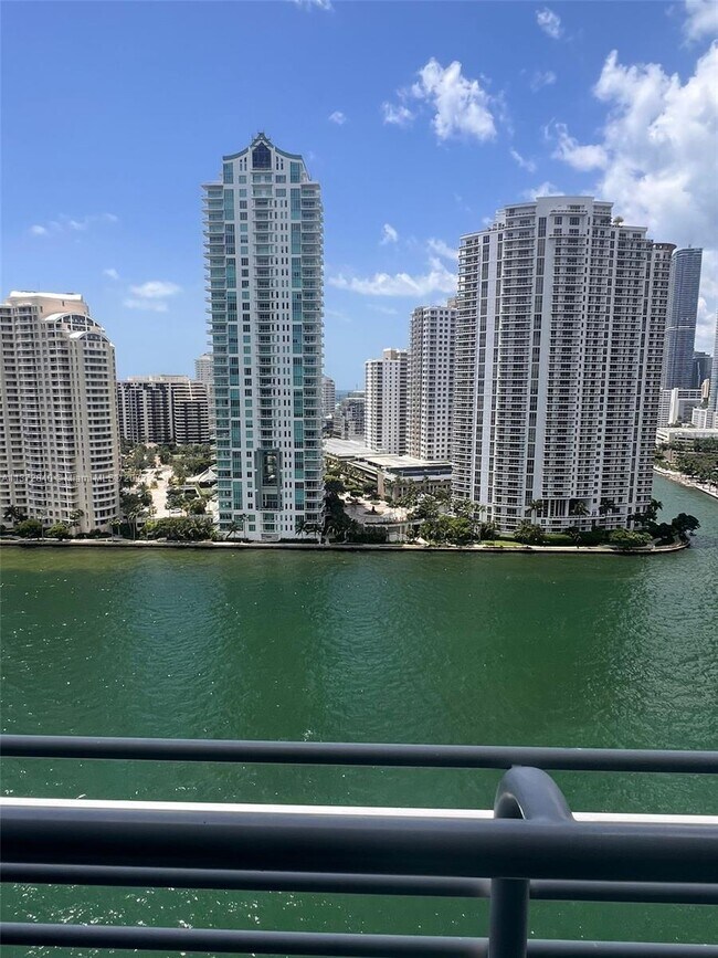 Foto del edificio - 325 S Biscayne Blvd