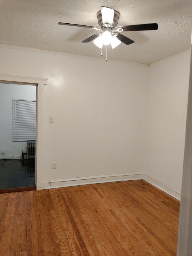 Building Photo - 8714 S Harper Ave