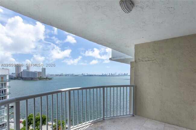Foto del edificio - 1420 Brickell Bay Dr