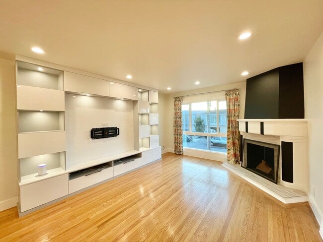 Building Photo - 3BR/3BA Elegant. Modern Custom Home, Deck,...