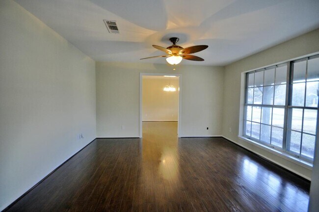 Foto del edificio - 7711 Dashwood Dr