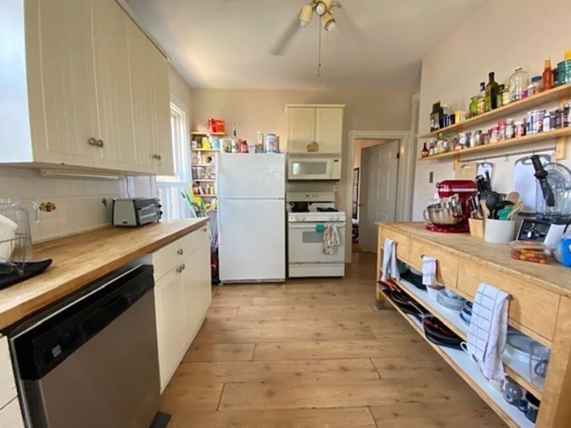 Foto principal - Great Condo style 4 Bedroom Right on Mission Hill!