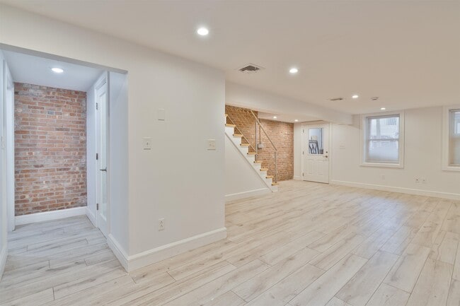 Building Photo - 47 Poplar St