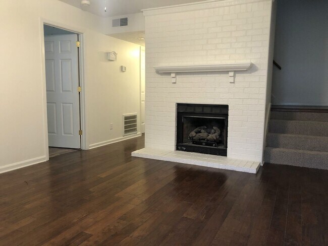 Building Photo - Newly Updated Townhouse Ready for a Tenant!