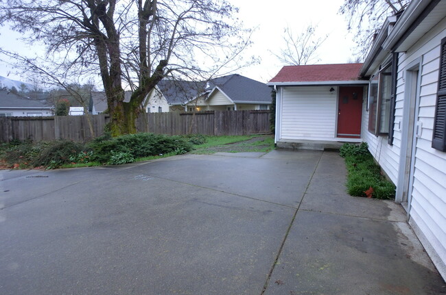 Building Photo - Nice Home With  A Great Partially Fenced Yard