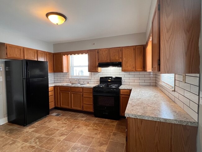 Building Photo - 1343 Houseman Ave NE