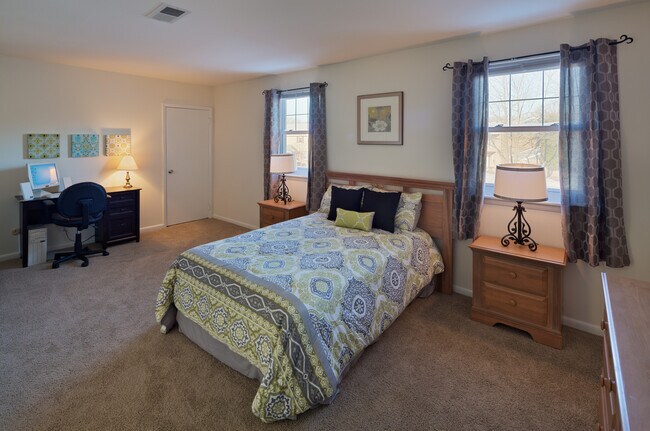 Building Photo - 1st Floor: Enjoy effortless step-free access and ground-level living in this cozy, easily accessi...