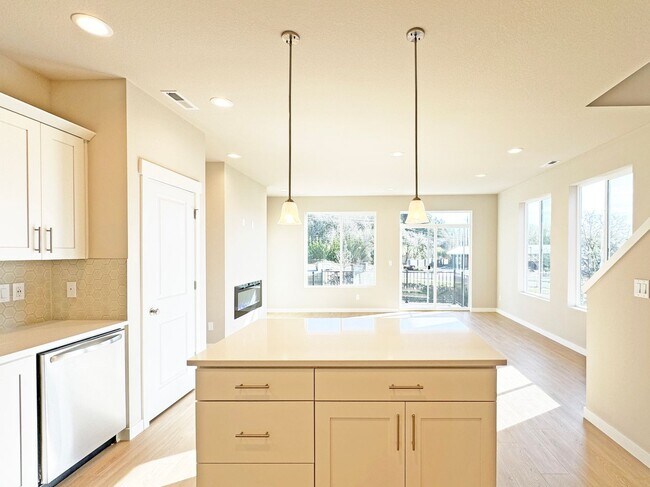 Building Photo - Beautiful Brand New Townhome in NW Corvallis