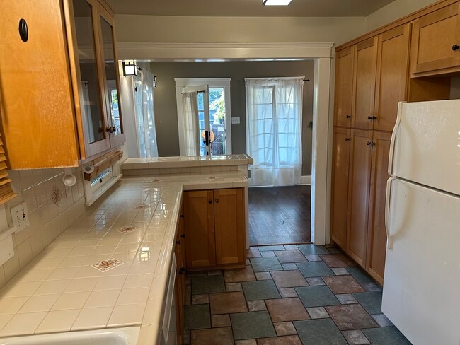 Foto del edificio - 325 E Colorado Blvd