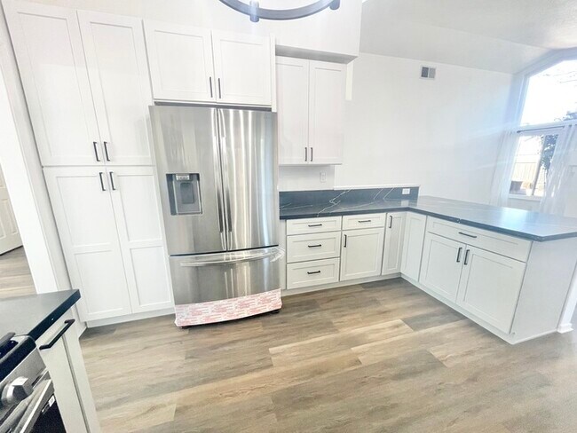 Building Photo - Stunning newly remodeled 3 bedroom 2 bathroom home!